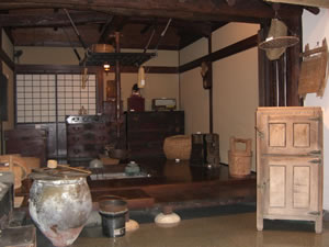 歴史資料館展示民族資料写真